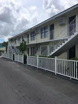 Colony Club Inn & Suites Nassau Hotel