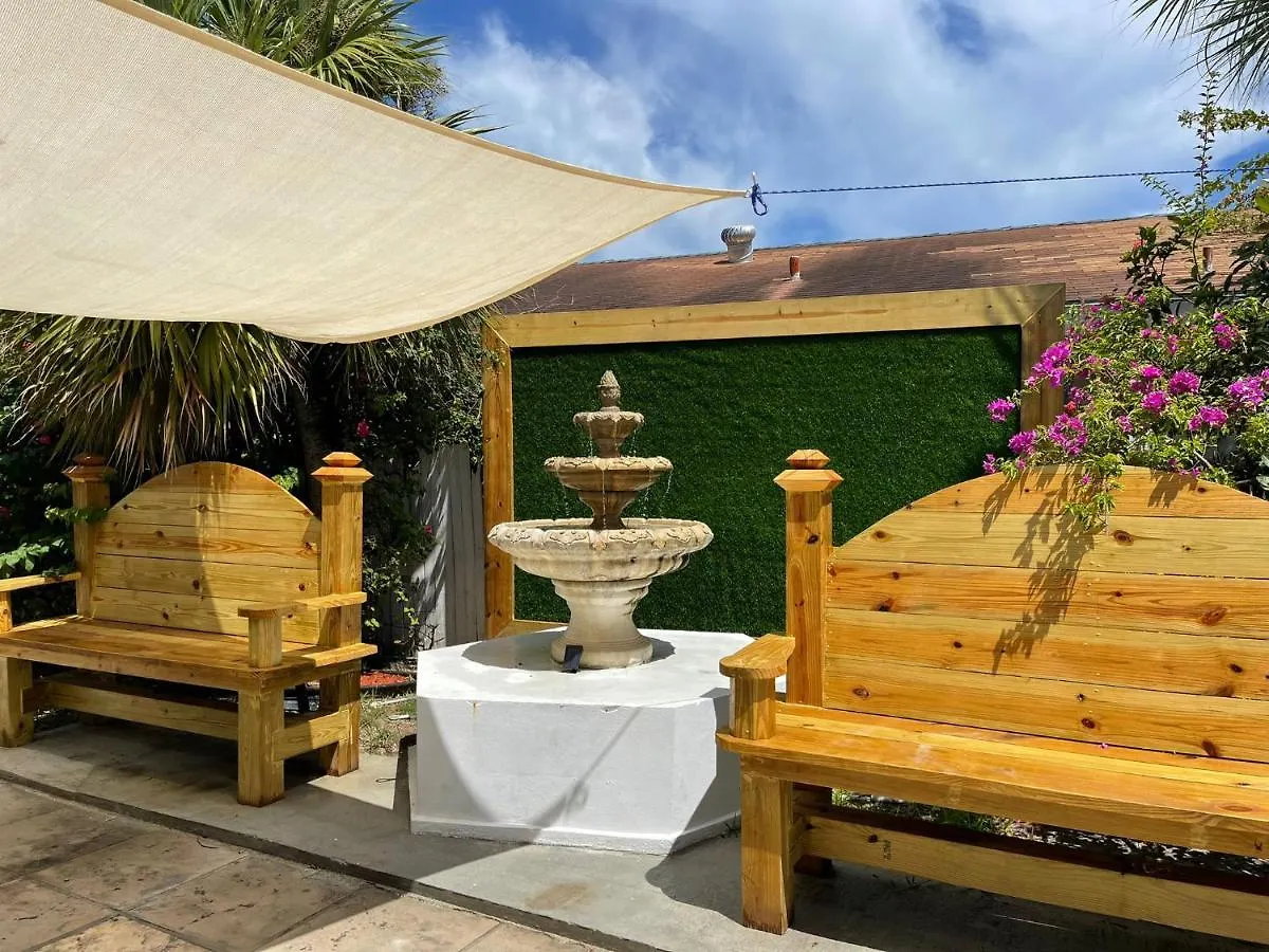 נסאו Colony Club Inn & Suites 3*,