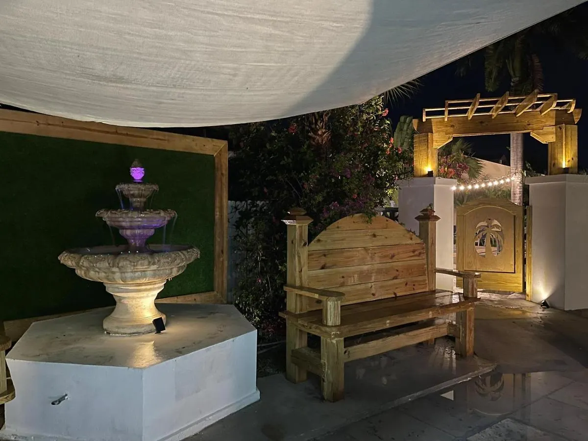 נסאו Colony Club Inn & Suites