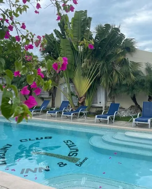 Colony Club Inn & Suites 나사우