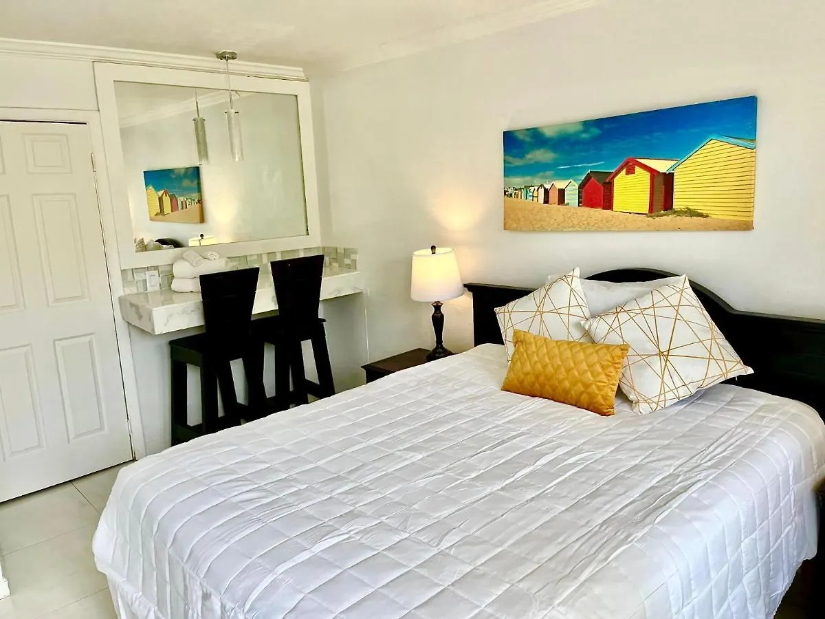 Colony Club Inn & Suites 나사우 3*,  바하마