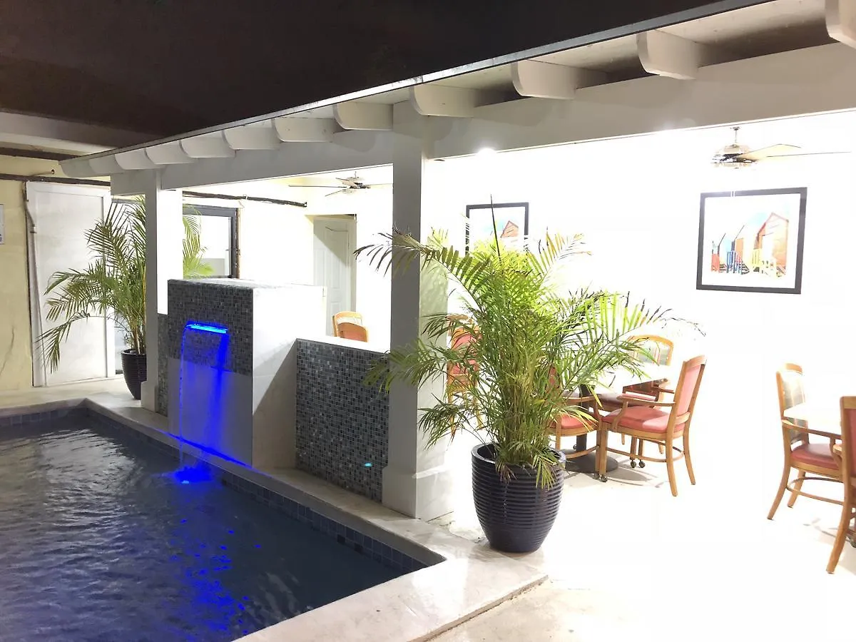Colony Club Inn & Suites 나사우