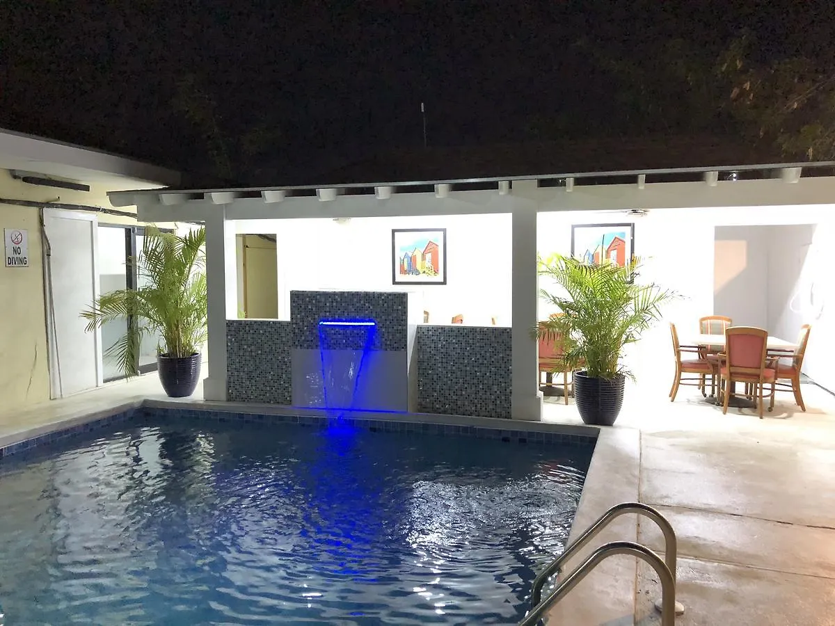 Colony Club Inn & Suites 나사우 3*,