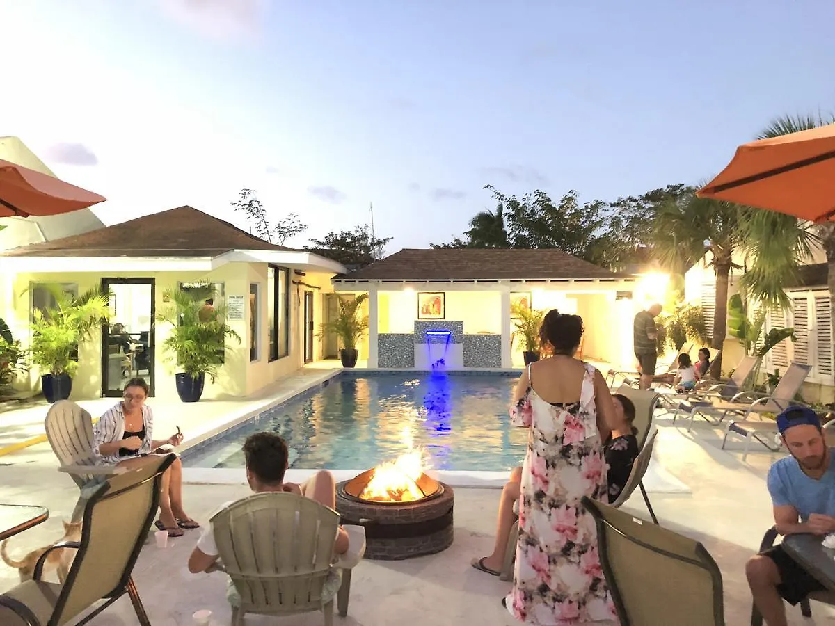 Colony Club Inn & Suites 나사우
