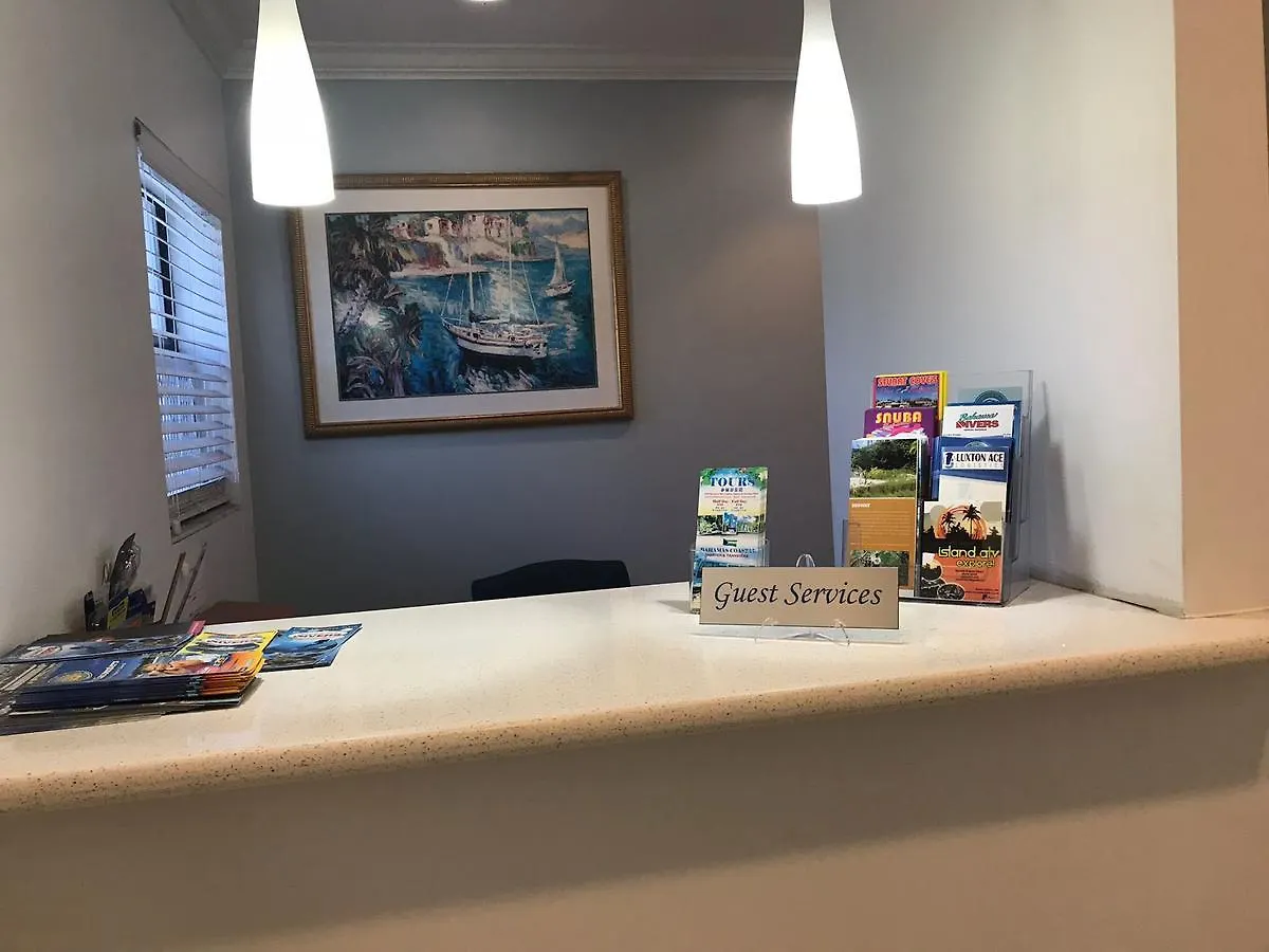 Colony Club Inn & Suites 나사우